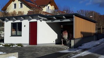 Überdachte Abstellfläche mit Gartenhütte