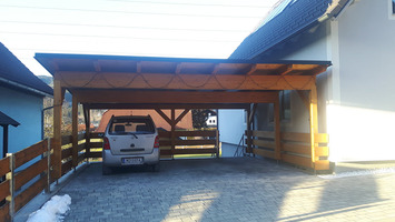 Überdachte Abstellfläche mit Zaunelementen