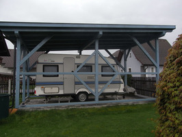 Überdachte Abstellfläche für Wohnwagen