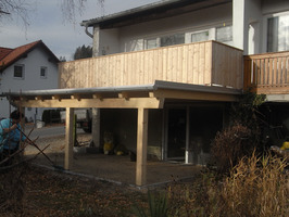 Überdachte Abstellfläche mit Terrasse