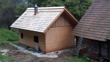 Blockhütte mit Bretterdach