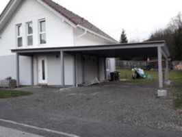 Überdachte Abstellfläche mit Eingangsüberdachung