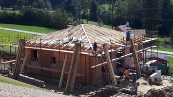 Walmdachstuhl unter bauseitiger Mithilfe