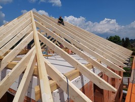 Ungleichgeneigter Walmdachstuhl mit unterschiedlichen Mauerbankhöhen