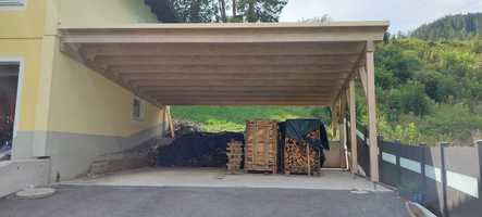 großzügig überdachte Abstellfläche