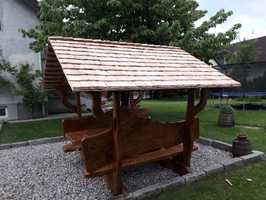 Gartenlaube mit Schindeldach